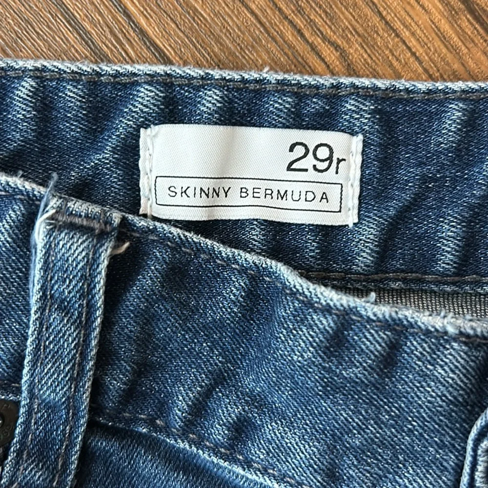 GAP Skinny Bermuda Denim Shorts Size 29 Distressed Cuffed 10”